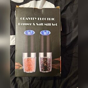 Gravity Electric pepper and salt mill set